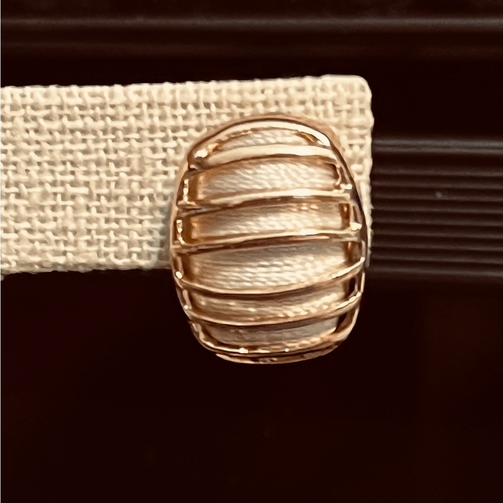 Elegant Gold-Tone Women's Earrings - Picture 2 of 3